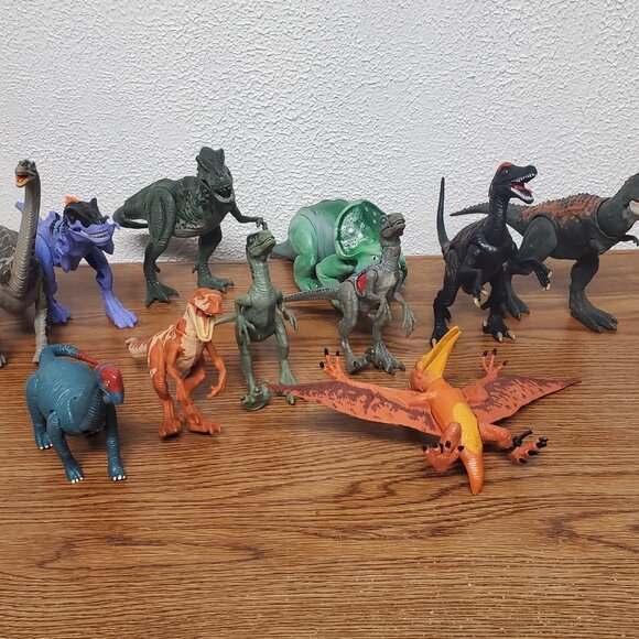 Action Figures - Lot of 11 Dinosaurs all Poseable w/Moveable Pieces - 6"-9" Tall - Picture 1 of 8